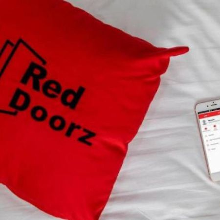 Reddoorz Plus Near Rs Rk Charitas 2 Палембанг Экстерьер фото